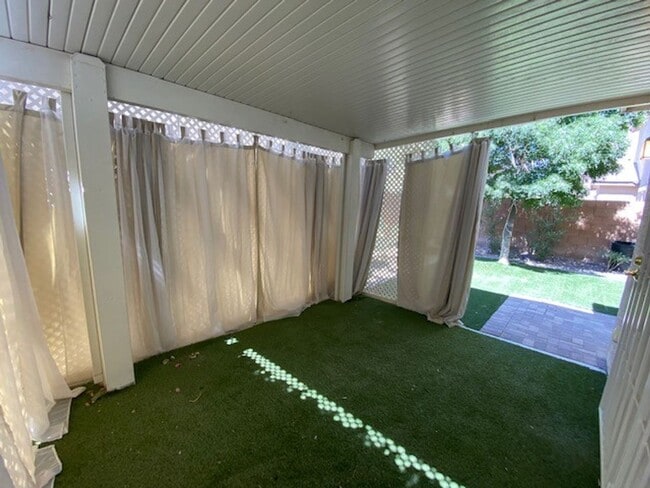 Building Photo - Unique Single Family 2/2 home