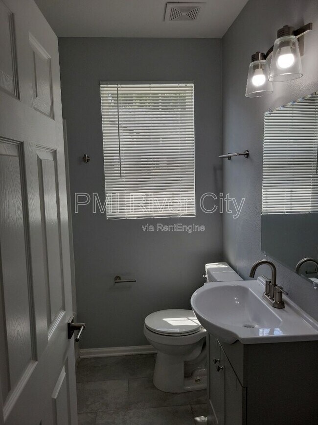 Building Photo - 1356 River Hills Cir E