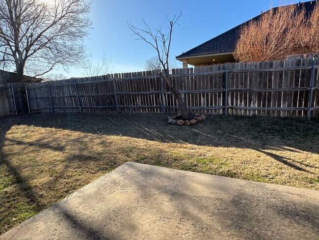 Building Photo - 2704 NW Friar Tuck Ln