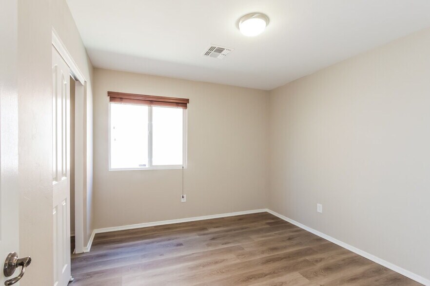 Building Photo - 5093 E Kittentails Dr