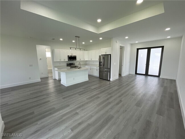 Building Photo - 821 Newell St E