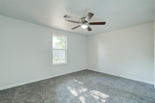 Building Photo - 11601 Matthews Ave