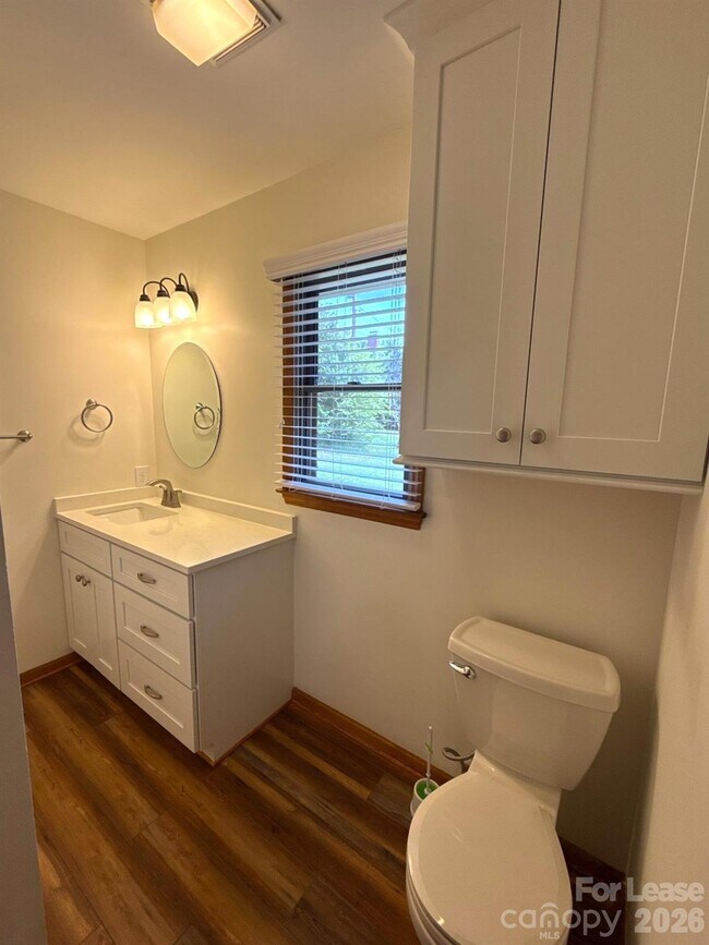 Building Photo - 110 Aqua Dr