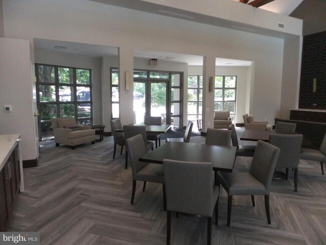 Building Photo - 1650 Oakwood Dr