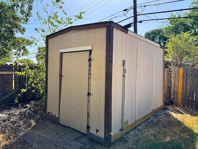 Building Photo - 4604 Stanford Ave
