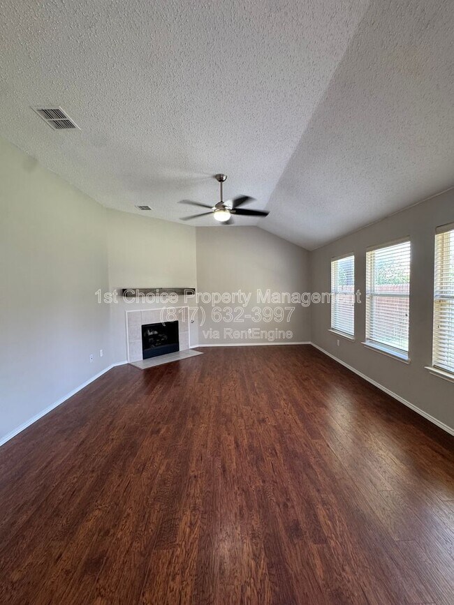 Building Photo - 304 E Clover Park Dr