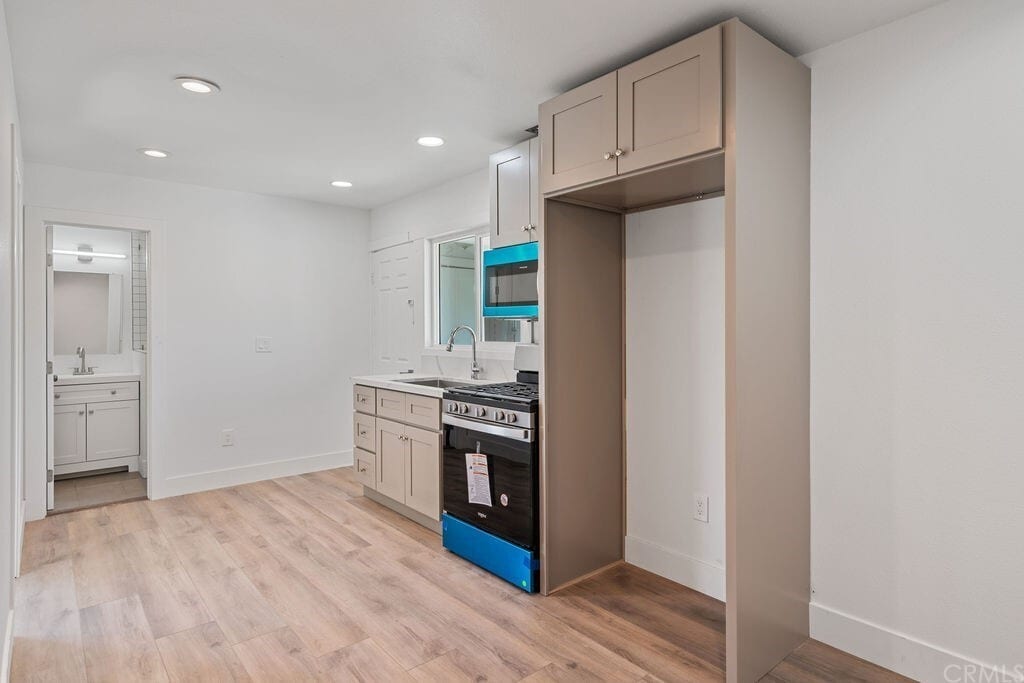 Kitchen - 728 E Palmer Ave