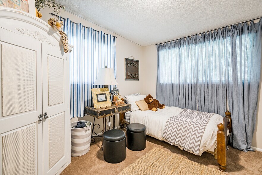 Building Photo - 450 E Mill St S