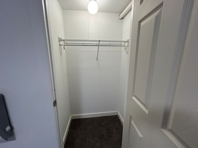 Building Photo - 3 Bedroom 1 Bath Beautiful House with Fenced Yard & Garage