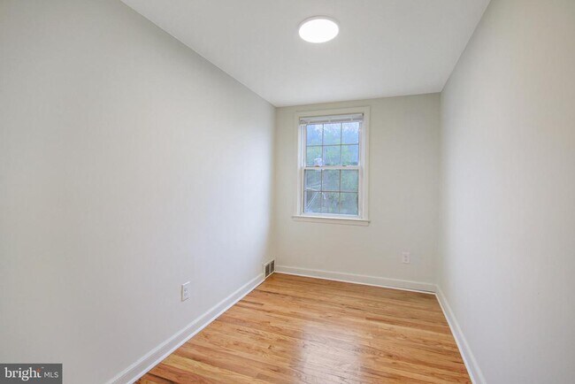 Building Photo - 505 Stratford Rd