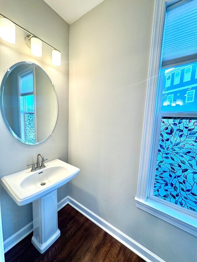 Building Photo - Experience Modern Coastal Living!