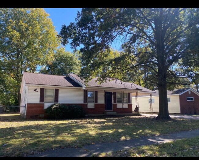 Building Photo - 1120 Normandy Ln