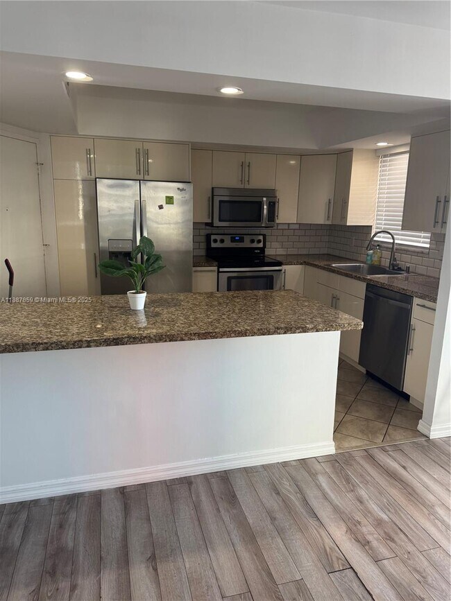 Building Photo - 1301 NE Miami Gardens Dr