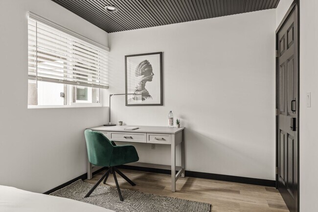 Building Photo - A 5 bedroom, 4 bathroom Fully Furnished Apartment at 1515 1/2 Selby Ave.