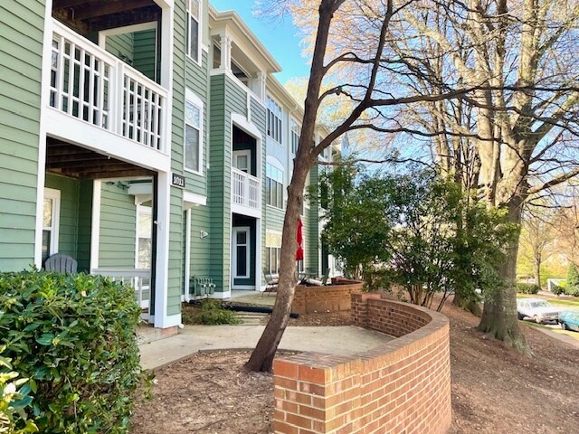 Building Photo - 1011 Nicholwood Dr