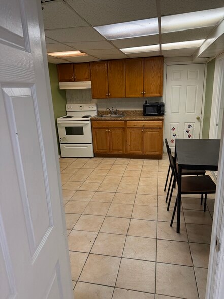 Building Photo - 976 Jerusalem Ave