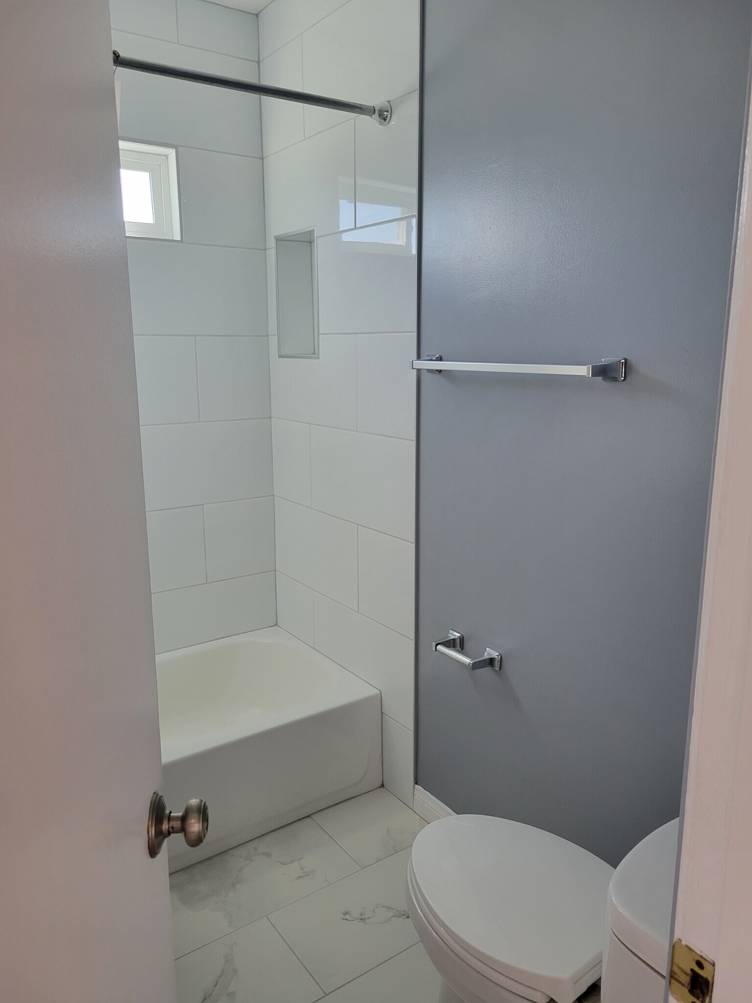 BATHROOM TUB - 2416 Flower St