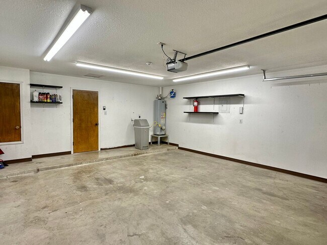 Building Photo - 3 Bdrm/2 Bath Home w/Refrigerated Air Clos...