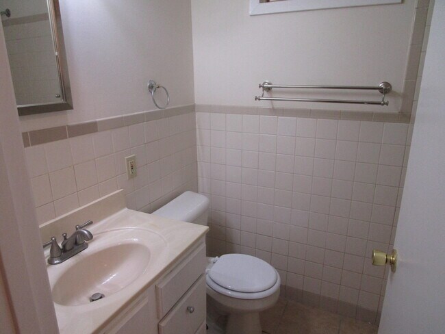 Building Photo - 305 Manor Dr