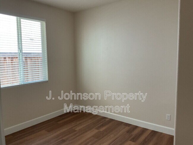 Building Photo - 644 Albany St