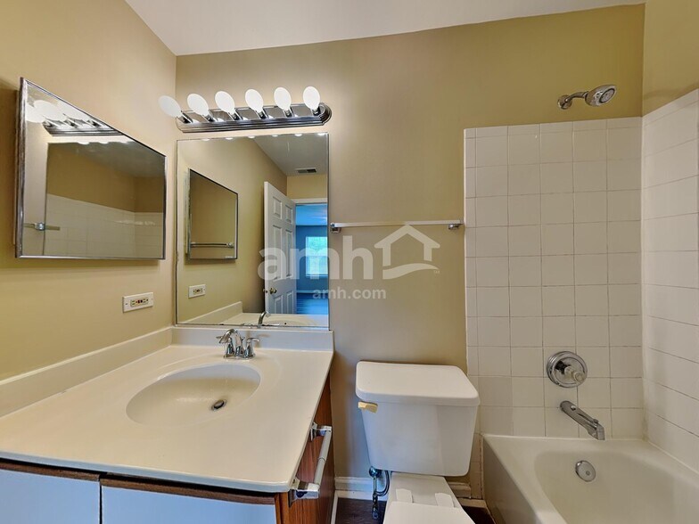 Building Photo - 1418 Grandview Ct