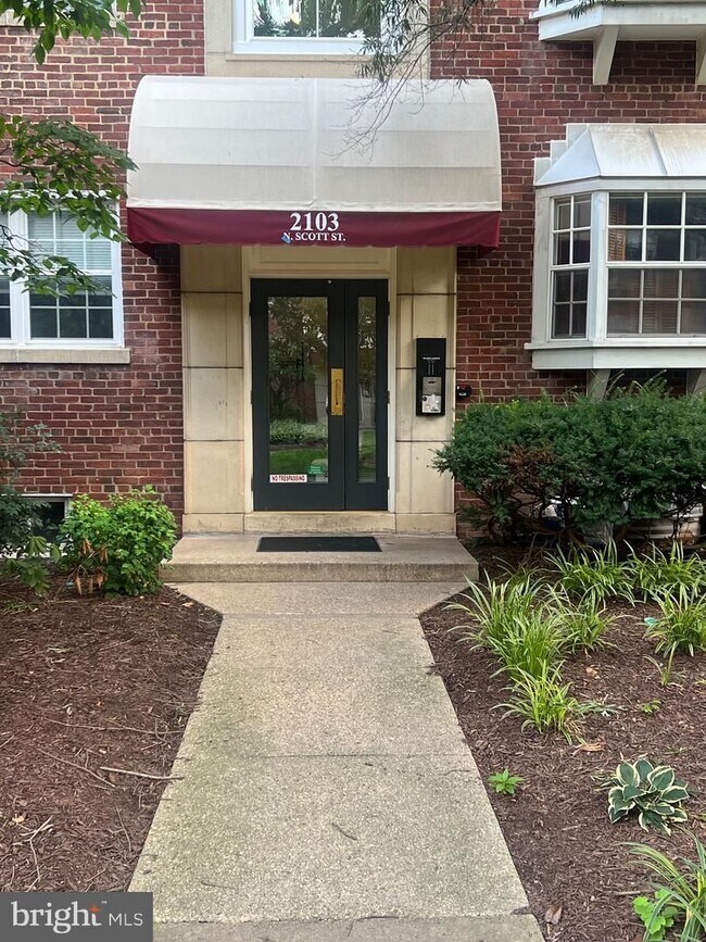 Building Photo - This cozy unit combines convenience, comfo...