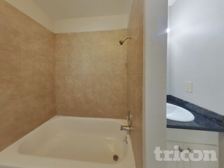 Building Photo - 573 Laurel St