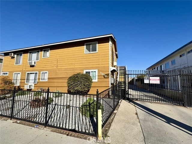 Building Photo - 13015 Vanowen St