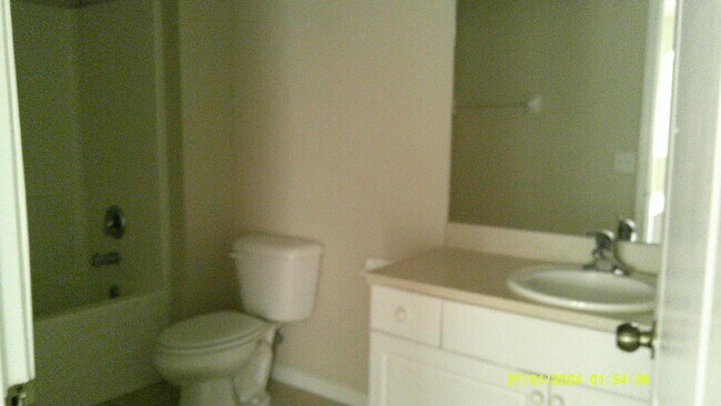 Building Photo - Available in April! Nice 3/2/2 Across From Jim Jeffers Park and Oasis North School