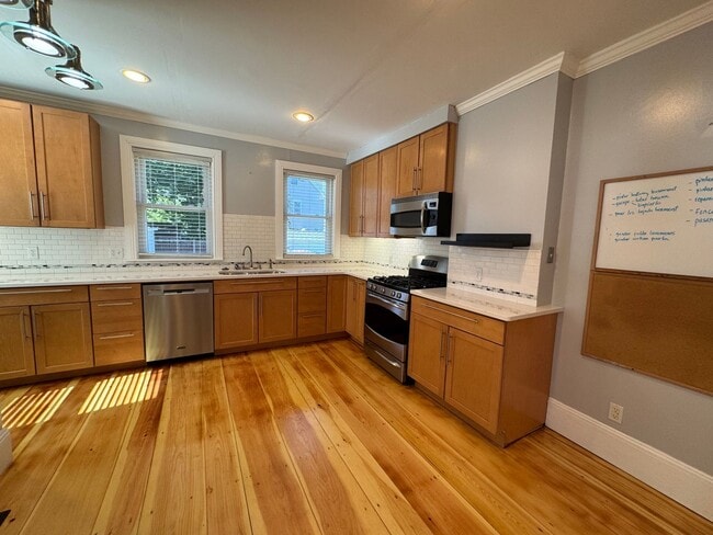 Building Photo - Spacious 4-Bedroom Townhouse with Garage &...