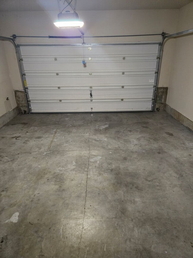 Building Photo - Tons of Space ! Walk to Park!  Newer 2017 ...