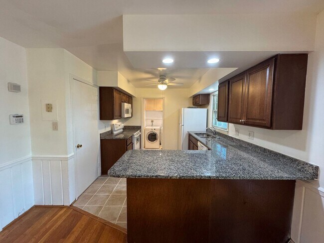 Building Photo - Spacious 4 Bed 2/2 Bath Home with Park-Lik...