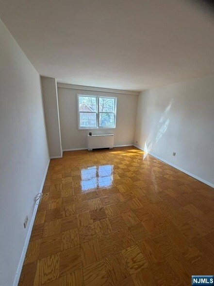 Building Photo - 39 E 39th St