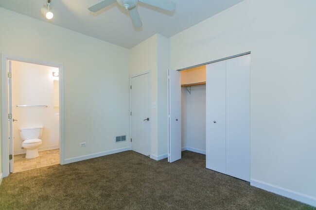 Building Photo - 2342 N Clark St