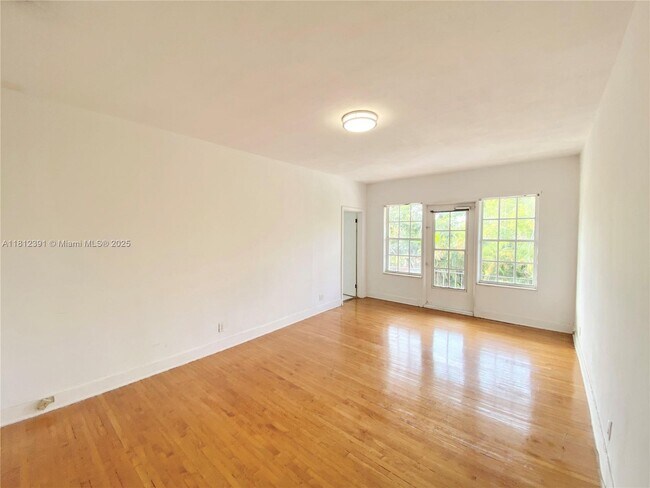 Building Photo - 700 W 51st St