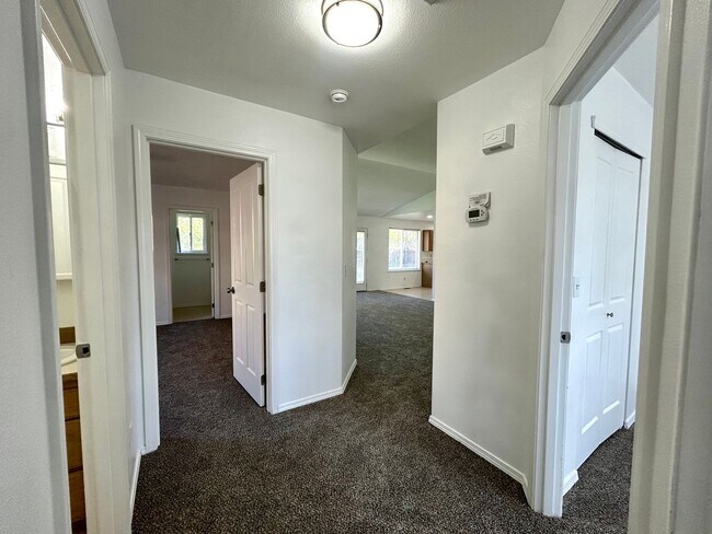 Building Photo - 3 Bed 2 Bath Home with Fenced Yard