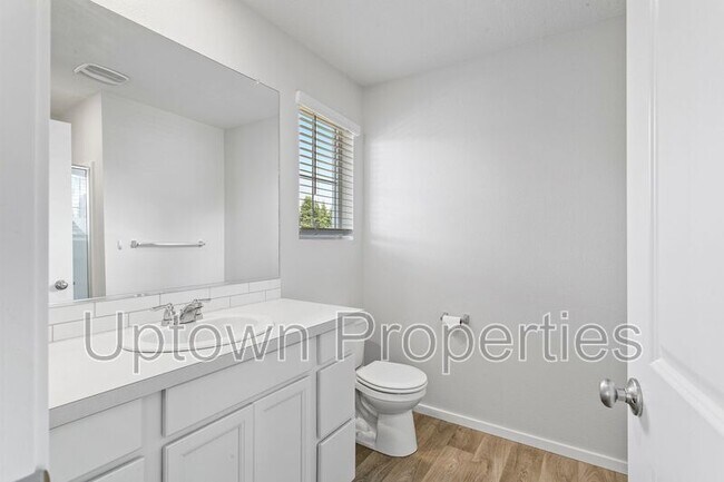 Building Photo - 876 N 18th Ave