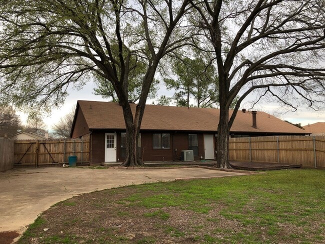 Building Photo - 208 E Denton Dr