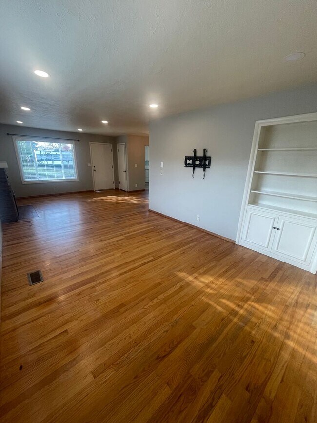 Building Photo - Charming 3 Bedroom Home Lebanon Home with Large Fenced Yard! **$500.00 Off First Full Month's Ren...