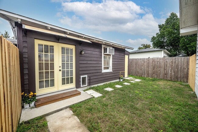 Building Photo - Tiny home high ceilings, pet friendly, fen...