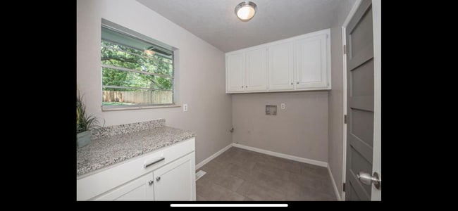 Building Photo - True 4 bed in Edmond Schools, all the mode...