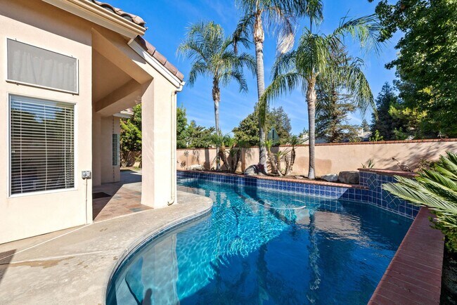 Building Photo - CLEAN 3 BEDROOM / 2 BATHROOM IN SEVEN OAK!...