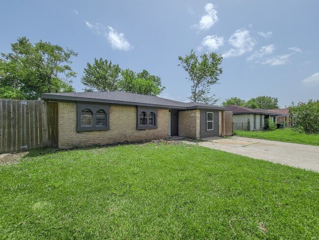 Building Photo - REMODELED 4 BEDROOM 2 BATH LEASE HOME IN H...