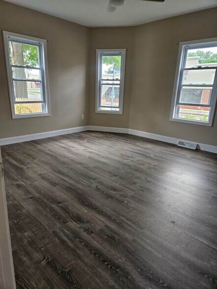 Building Photo - 15 Warsaw Ave