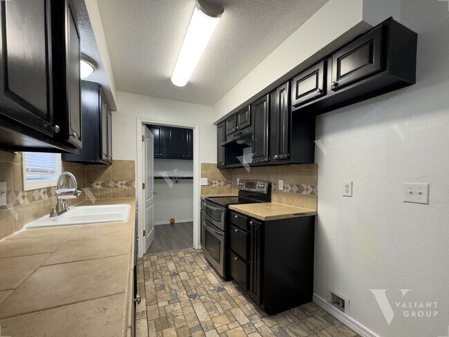 Building Photo - Spacious 4 Bedroom Ozark Home