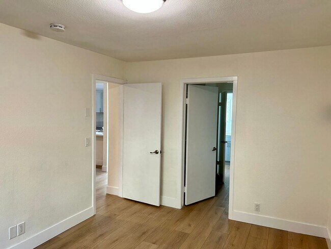 Building Photo - Beautiful finishes, MUST SEE! Renovated 1 bedroom condo in La Jolla Park Villas! Includes 1 COVER...