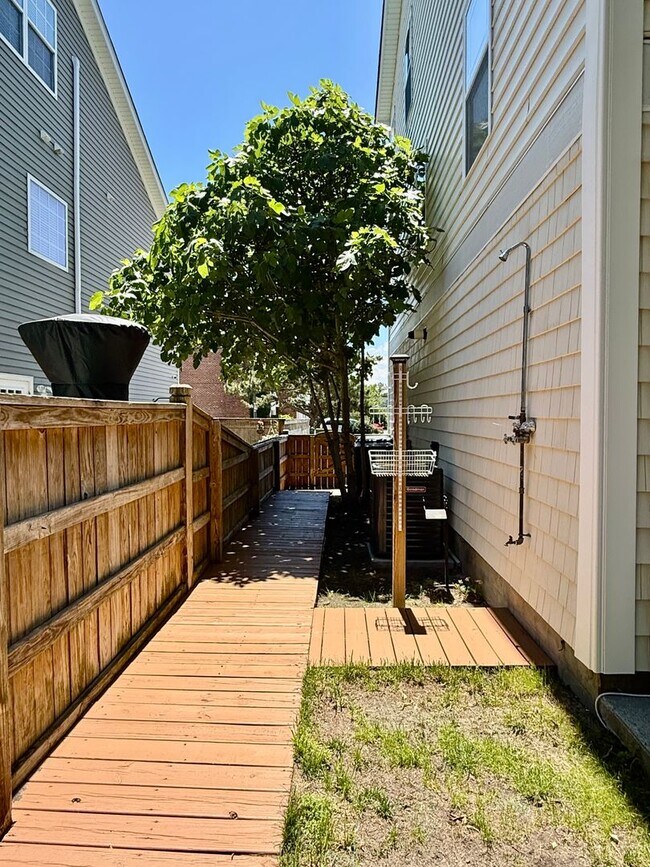 Building Photo - 3BD/3.5 Condo with Garage & Backyard in Shadowlawn! Blocks to the Beach! AVAILABLE NOW!