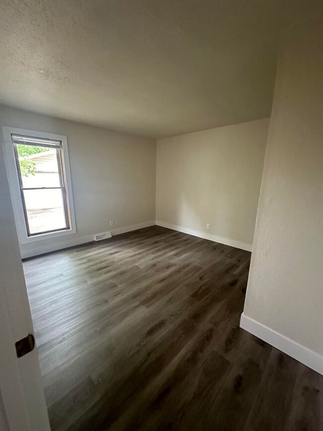 Building Photo - 2 Bedroom Lower Duplex