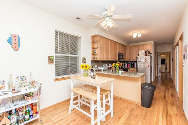 Building Photo - Condo Quality 3Bed/2bath in Wicker Park! In-Unit Laundry! Central Air! Blue Line!