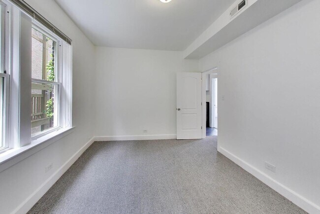 Building Photo - 3336 W Evergreen Ave
